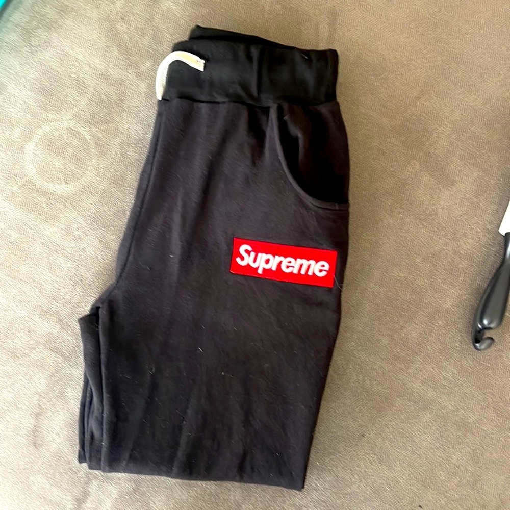 Supreme mens small sweatpants in black.